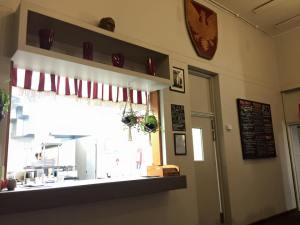 polo ordering window to kitchen